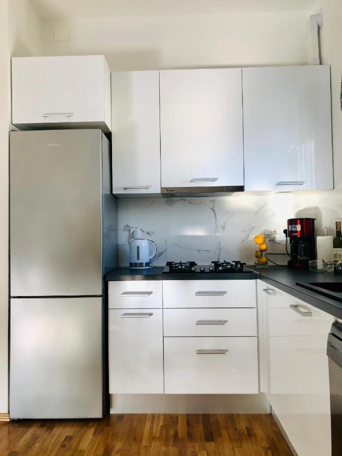 Villa Dani Sea & Pool Apartments โตรกีร์ ภายนอก รูปภาพ