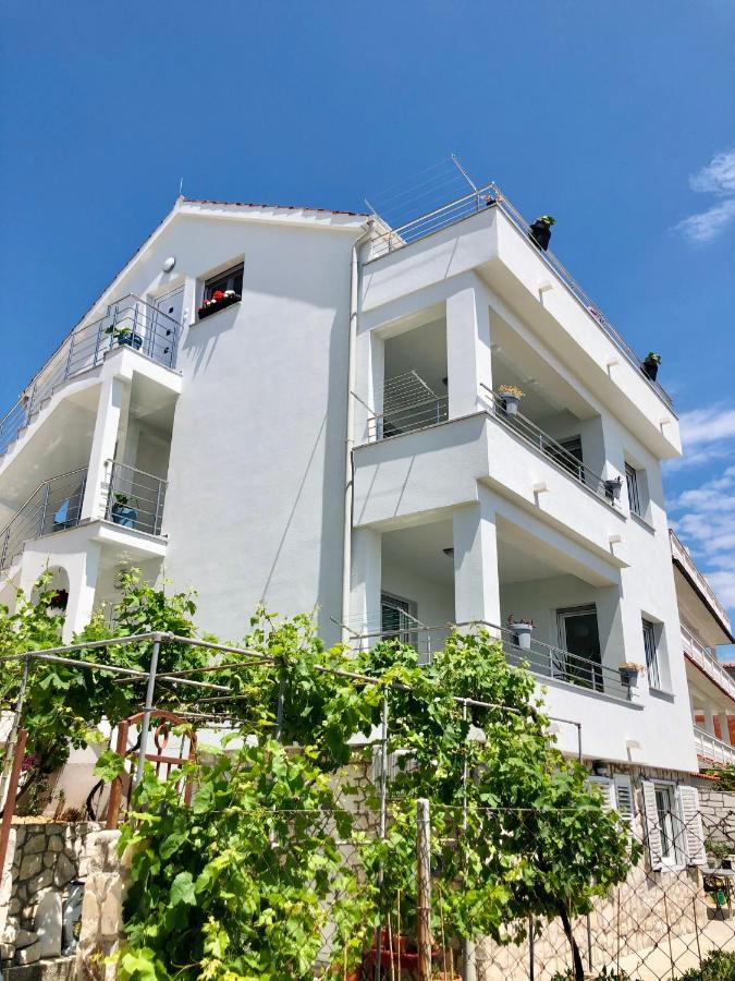 Villa Dani Sea & Pool Apartments โตรกีร์ ภายนอก รูปภาพ